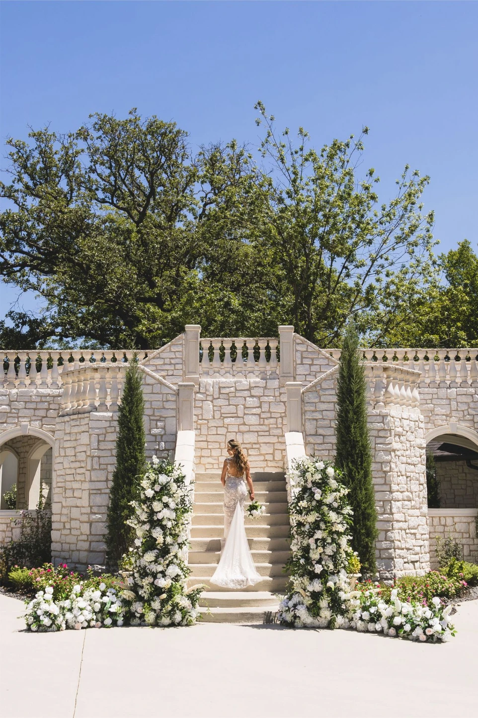 Outdoor ceremony styled with silk floral installations from Sherpa’s luxury wedding floral rentals in DFW, offering a polished, weather-resistant alternative to fresh flowers.